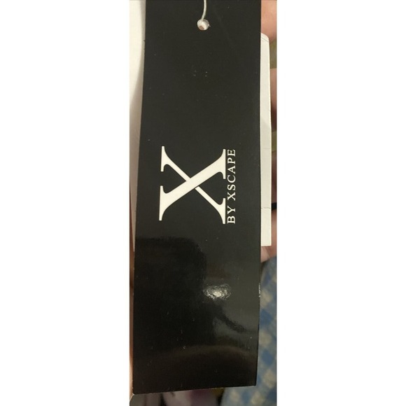 X By Escape Rose Lace Shoulder Gown Size 20 Full Length NWT - Picture 2 of 4